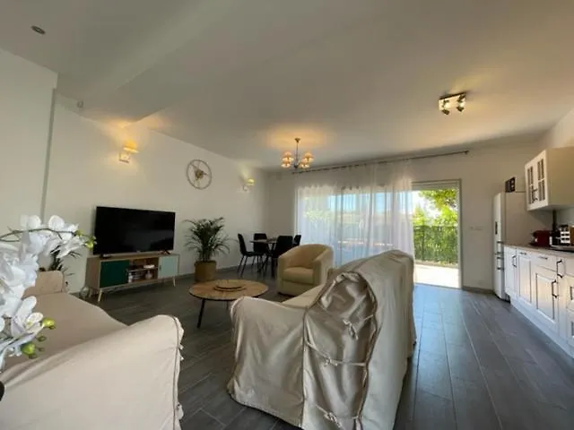 2 Pieces En Rdjardin Avec 2 Grands Terrasses Daire *